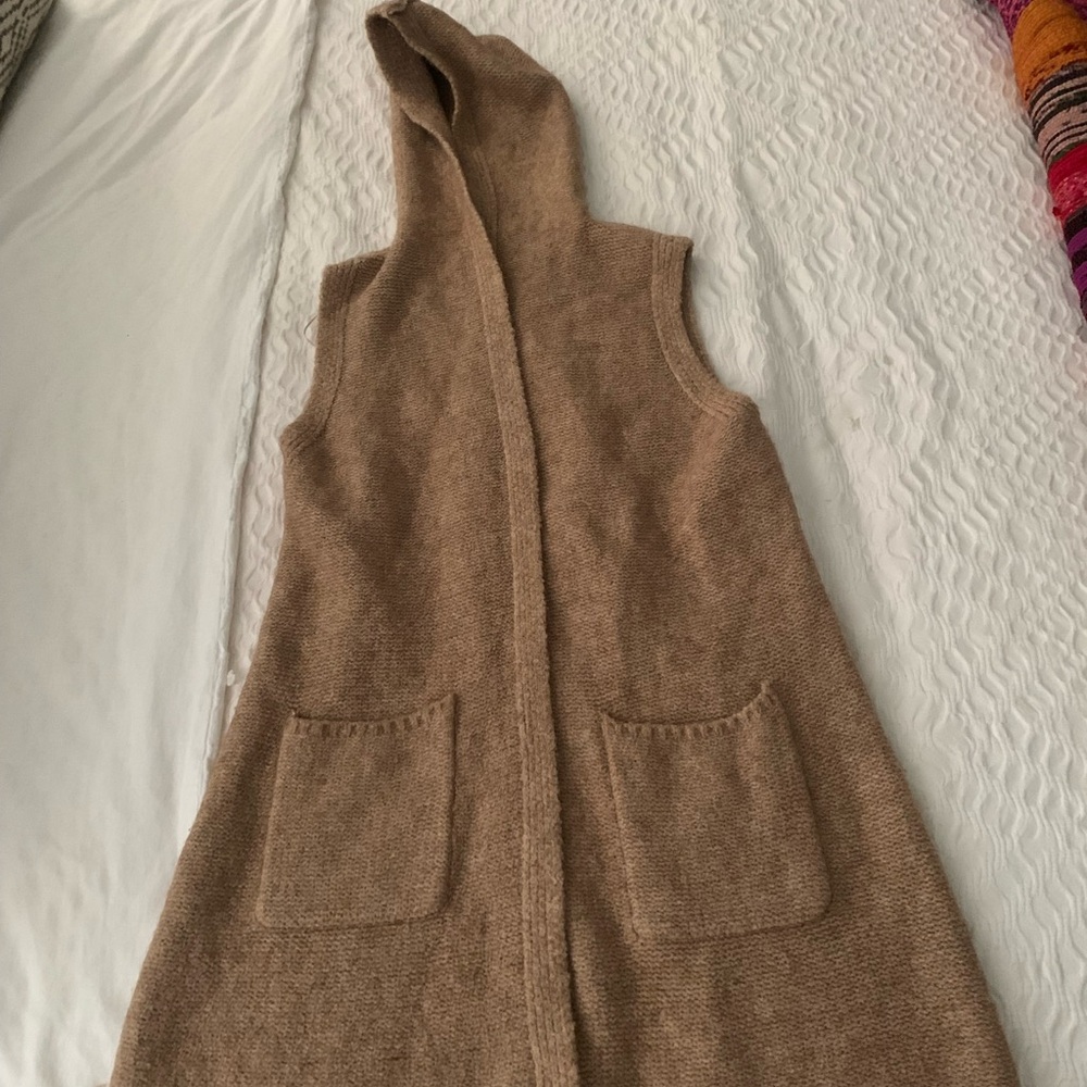 Tahari hooded sleeveless knit cardigan. New w/o tags